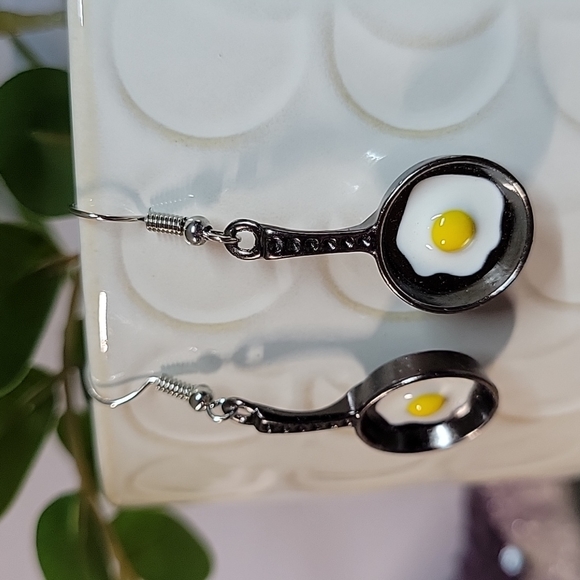 🔥LAST PAIR🔥 Egg Skillet Drop Earrings - Picture 2 of 5